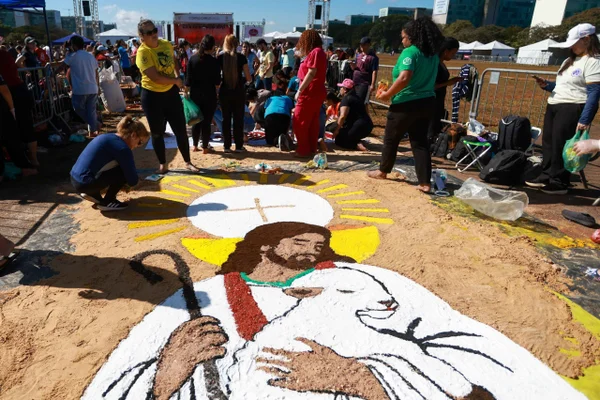 Corpus Christi: fiéis montam tapete de 125 metros na Esplanada