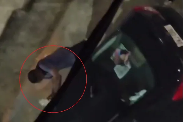 Mesmo sendo filmado, homem quebra vidro de carro e furta mochila