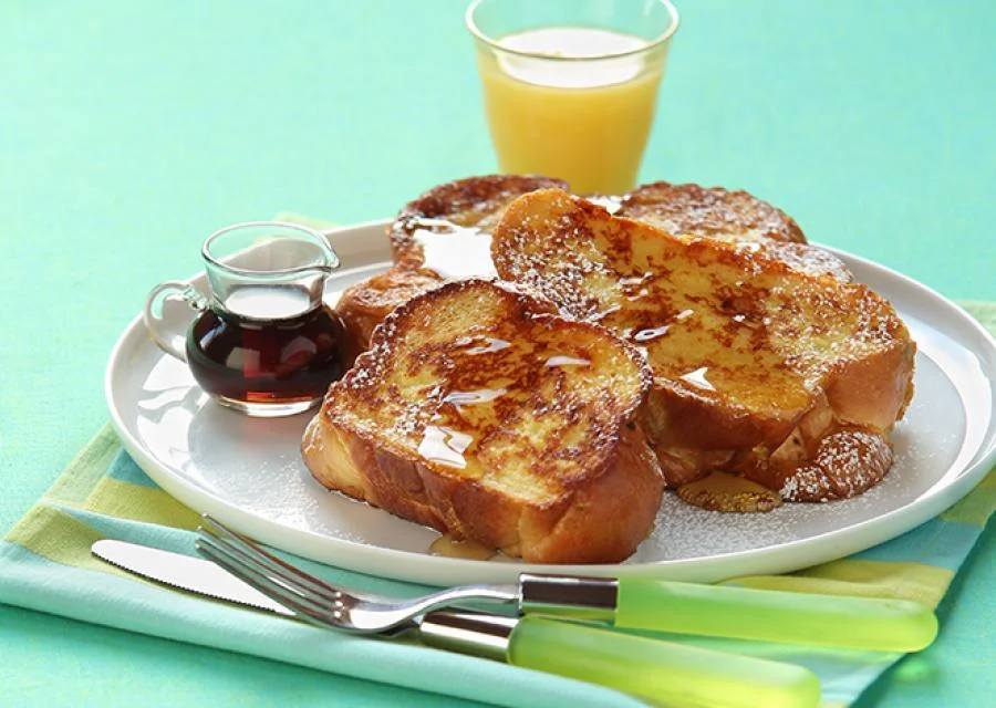 Rabanada sem Glúten - use 8 fatias de Mini-Baguette Schär (cerca de 2 unidades da Mini Baguete já assadas); 2 ovos; 200ml (1 xícara) de leite; 80g de manteiga; 80g de mel e canela em pó. Para o preparo asse os pães por 5 minutos em forno alto (200º C); quebre os ovos em uma tigela e bata com um garfo até ficar cremoso; derreta a manteiga em uma frigideira com fundo antiaderente e aqueça até que fique dourada; molhe rapidamente cada fatia no leite e depois nos ovos batidos; frite dos dois lados até que fique bem dourada. Retire o excesso com papel toalha; acomode as fatias em um prato e regue-as com o mel. Sirva Rabanada sem Glúten - use 8 fatias de Mini-Baguette Schär (cerca de 2 unidades da Mini Baguete já assadas); 2 ovos; 200ml (1 xícara) de leite; 80g de manteiga; 80g de mel e canela em pó. Para o preparo asse os pães por 5 minutos em forno alto (200º C); quebre os ovos em uma tigela e bata com um garfo até ficar cremoso; derreta a manteiga em uma frigideira com fundo antiaderente e aqueça até que fique dourada; molhe rapidamente cada fatia no leite e depois nos ovos batidos; frite dos dois lados até que fique bem dourada. Retire o excesso com papel toalha; acomode as fatias em um prato e regue-as com o mel. Sirva