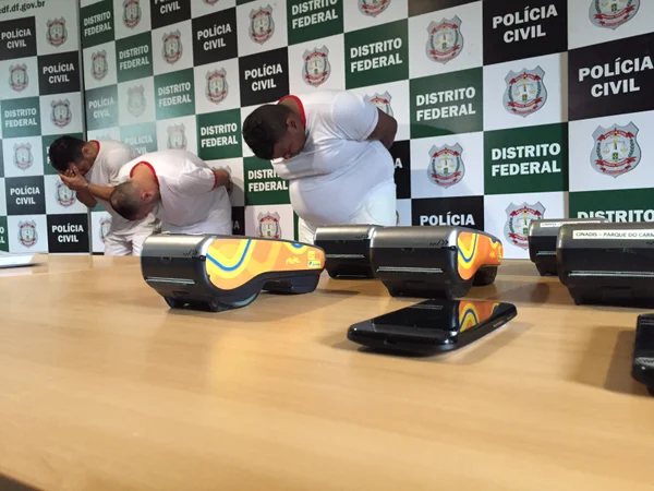 Estelionatários passavam horas com celular ligado recebendo dados dos cartões das vítimas
