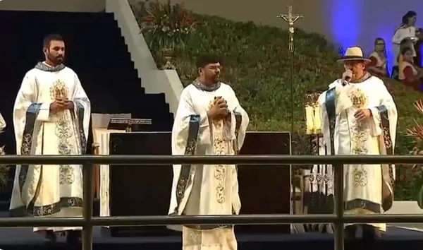 Padre torcedor do Goiás viraliza ao gritar “Vila” durante romaria