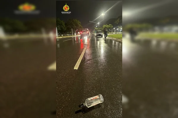 Garrafa de bebida e carros - Metrópoles