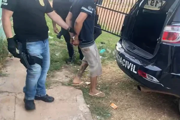 Bad couple: casal que assaltou mulher escondida atrás de poste é preso