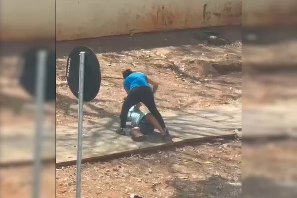 Imagem colorida de uma mulher agredindo uma criança em meio a uma calçada rodeada de terra