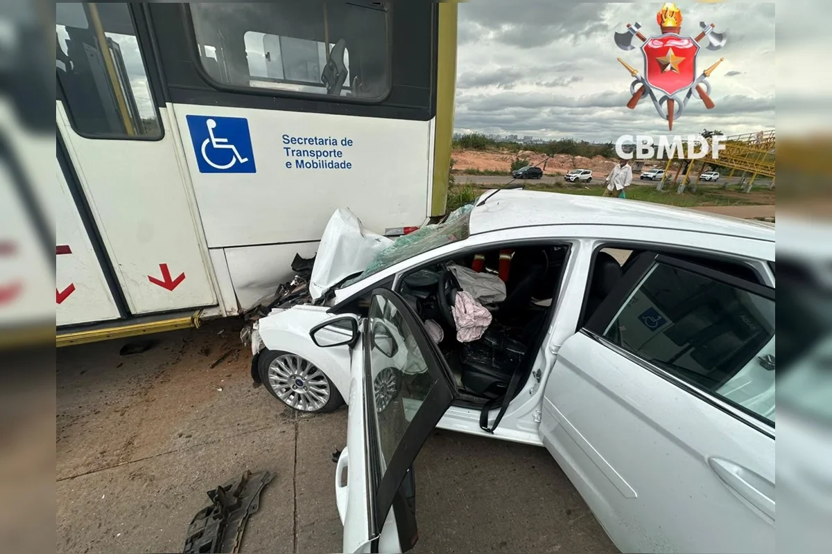 O carro de passeio ficou com a parte frontal totalmente destruída O carro de passeio ficou com a parte frontal totalmente destruída