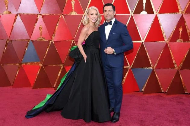Kelly Ripa, de Christian Siriano, e Mark Consuelos Kelly Ripa, de Christian Siriano, e Mark Consuelos