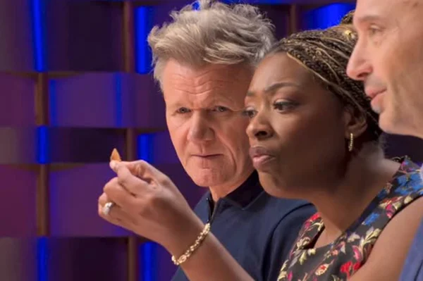 Imagem mostra jurados encontrando curativo dentro de prato no Masterchef - Metrópoles