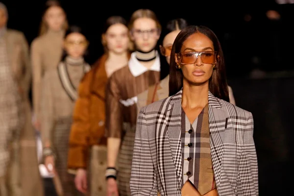 Foto com cor. Desfile da Burberry outono/inverno