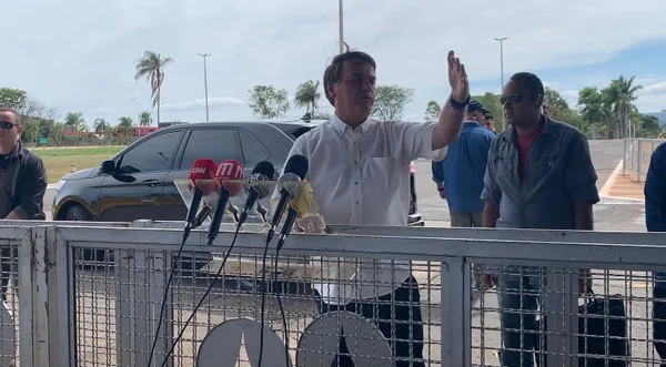 Em discurso no Alvorada, Bolsonaro incita ataques à imprensa