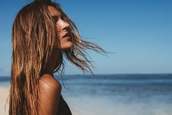 foto colorida mulher com cabelo loiro no verão