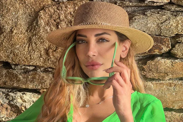 foto colorida de mulher loira fazendo cara sexy - metrópoles