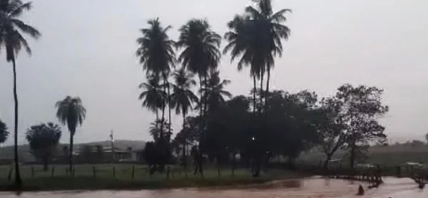 Açude rompe e enxurrada atinge casas no Sertão da Paraíba