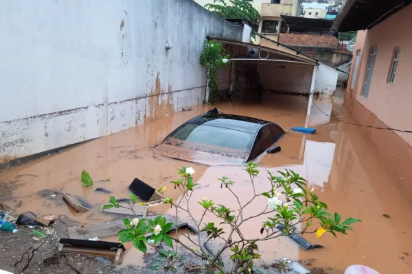 Foto colorida de carro submerso em Ipatinga (MG) - Metrópoles
