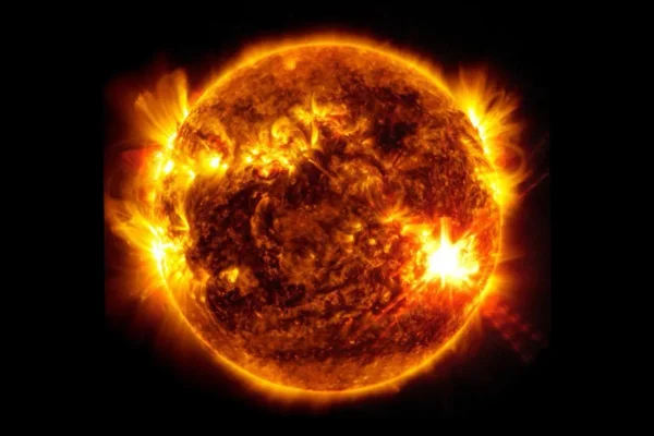 Nesta imagem ultravioleta extrema do Observatório de Dinâmica Solar da NASA, é possível observar uma erupção solar de classe X na parte inferior direita do Sol. Metrópoles