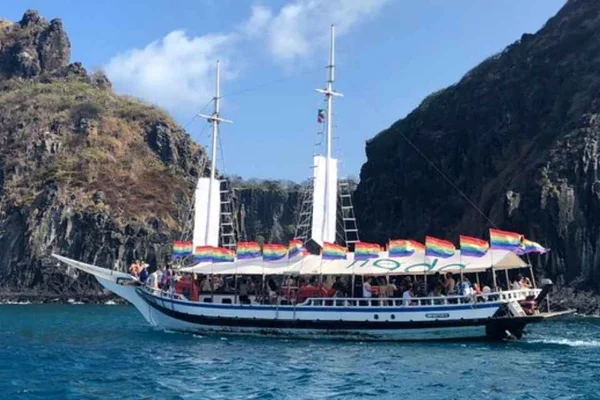 Maior embarcação de Noronha afunda