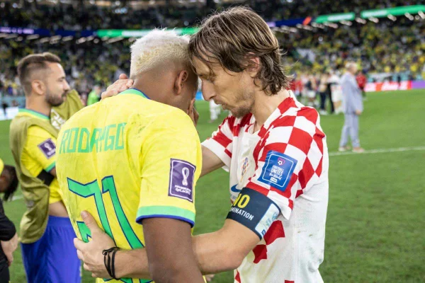 Jogadores Rodrygo, do Brasil, e Luka Modric, da Croácia, em jogo da Copa do Mundo do Catar - Metrópoles