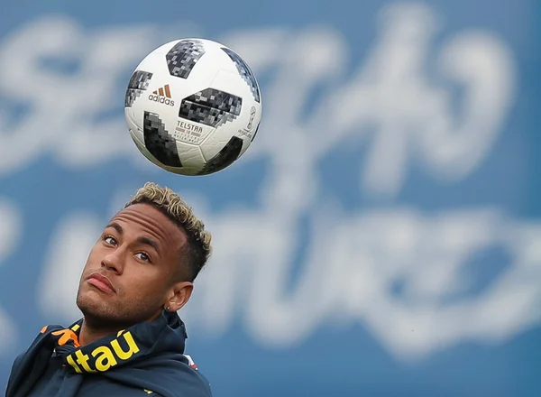 Após sentir dores, Neymar treina e viaja para enfrentar a Costa Rica