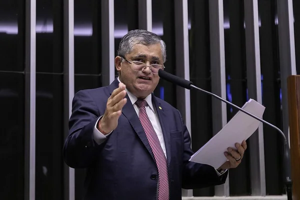 O deputado José Guimarães, líder do governo Lula na Câmara, discursa durante sessão legislativa - Metrópoles