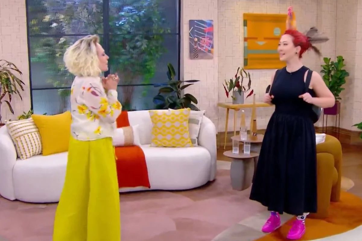 Imagem mostra Ana Maria Braga e a repórter Juliane Massaoka no Mais Você