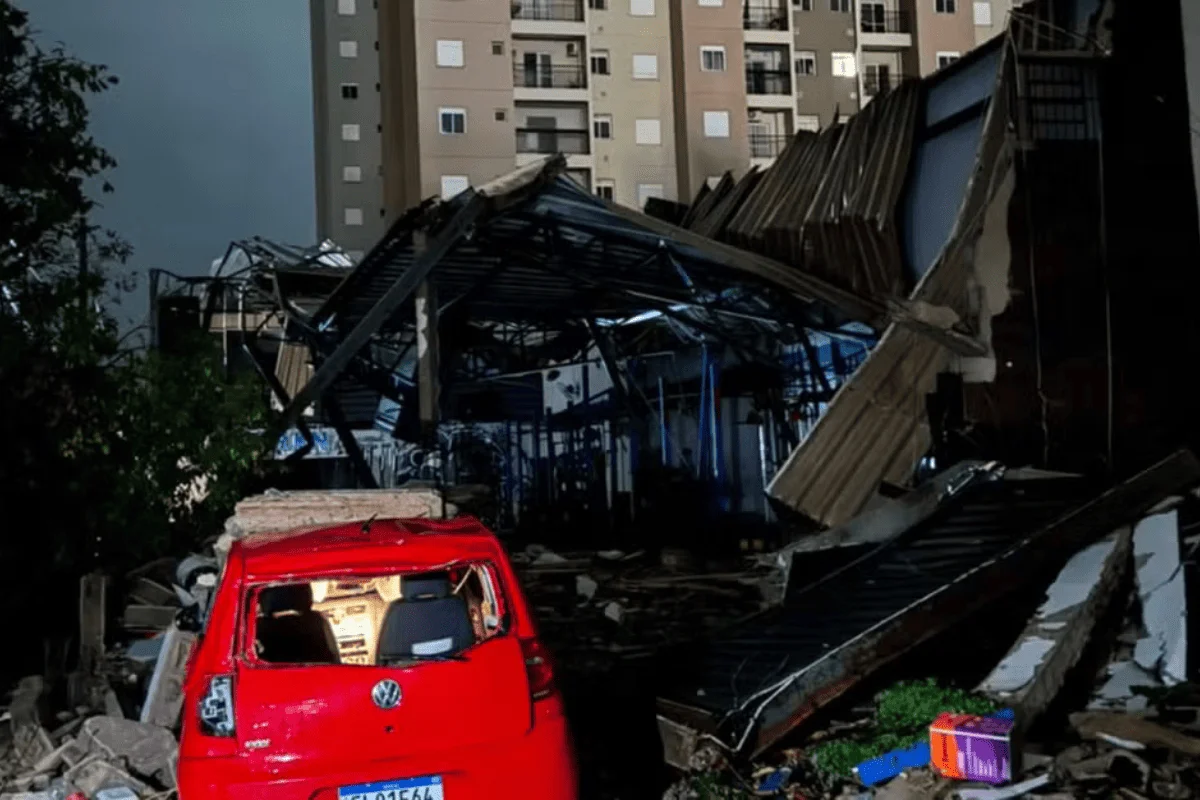 Temporal estaria relacionado com entrada de frente fria na cidade. A forte chuva resultou em quedas de árvores e destelhamentos Temporal estaria relacionado com entrada de frente fria na cidade. A forte chuva resultou em quedas de árvores e destelhamentos