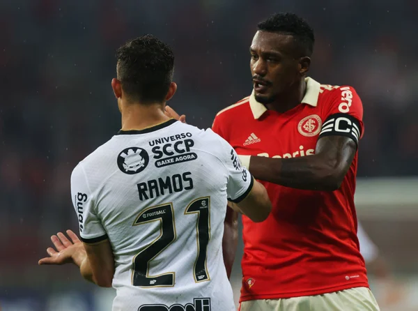 Edenilson, do Internacional, discute com Rafael Ramos do Corinthians, sobre suposta injúria racial sofrida pelo atleta do Internacional