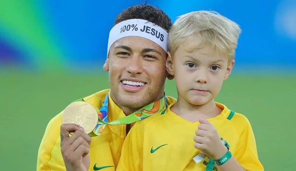 Foto colorida de Neymar com Davi Lucca