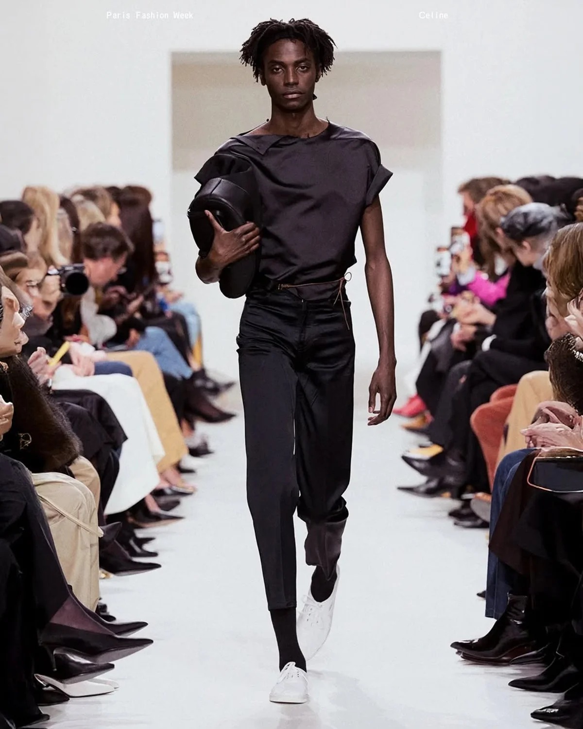 Coleção de primavera/verão 2027 da Céline trouxe referência aos anos 1980 e ao movimento grunge Coleção de primavera/verão 2027 da Céline trouxe referência aos anos 1980 e ao movimento grunge