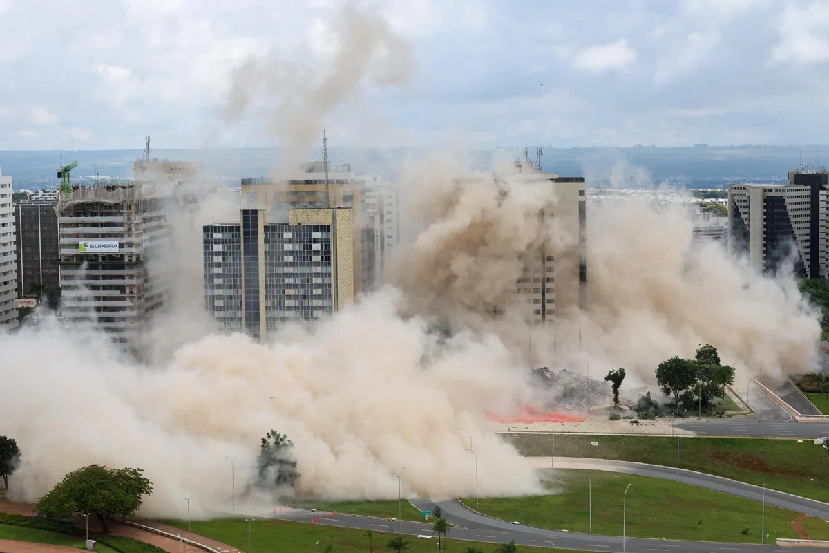 A fumaça da implosão tomou conta de uma parte do Eixo Monumental A fumaça da implosão tomou conta de uma parte do Eixo Monumental