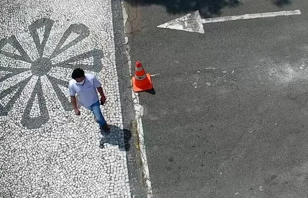 homem caminha na calçada