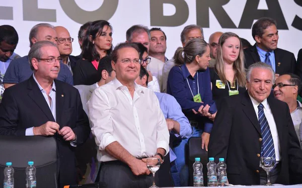 PMDB proíbe filiados de aceitar cargos no governo. Partido decide em 30 dias se mantém apoio