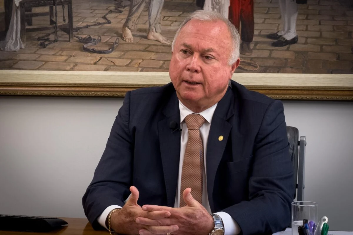 PT e PL unem forças para manter Paulo Azi na relatoria da PEC 6x1