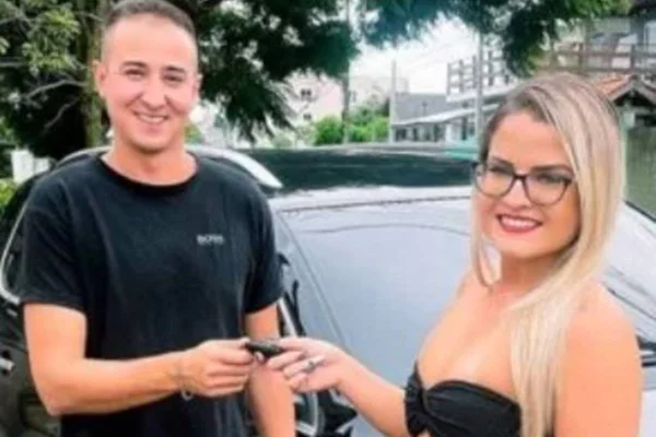 Foto colorida de Bruna Carlos ganhando carro do marido - Metrópoles