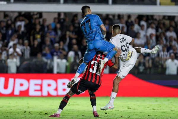 Lance em que foi marcado pênalti para o Vitória diante do Santos pelo Campeonato Brasileiro