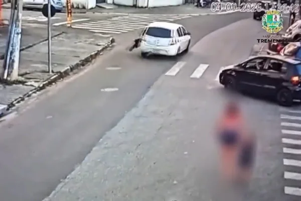 Mulher é arrastada pelo lado de fora de carro branco - Metrópoles
