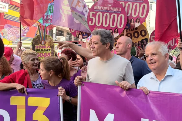 Haddad faz caminhada no Centro de SP como 1º ato de campanha