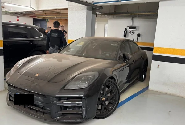 Porsche parado em garagem