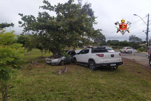 Picape Fiat Toro bate em Fiat Siena