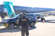 Desembarque de Tuta, chefão do PCC preso na Bolívia, em Brasília. 