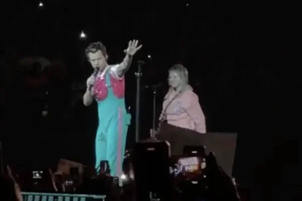 Foto colorida de show do Harry Styles - Metrópoles