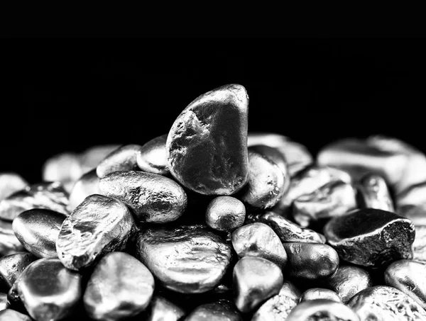 Imagem colorida de níquel, fruto de mineração - Metrópoles