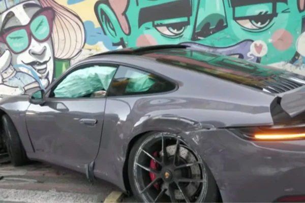 Imagem em cores de uma carro esportivo acidentado em São Paulo