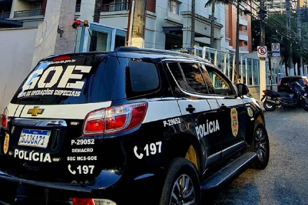 Foto de carro da Polícia Civil nas ruas durante Operação Decurio contra o tráfico - Metrópoles