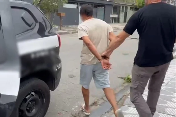 Imagem colorida mostra o momento da prisão de homem acusado de estrangular e matar ex-companheira. Metrópoles