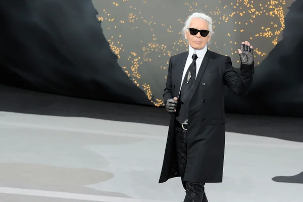 Na imagem com cor, o estilista Karl Lagerfeld - Metrópoles
