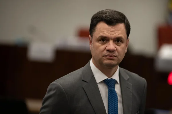 IMAGEM COLORIDA DE ANDERSON TORRES SENDO INTERROGADO - METRÓPOLES