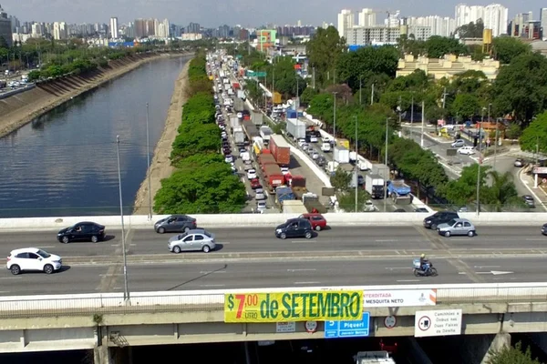 Protesto em Brasília, Rio e SP ironiza atos pró-Bolsonaro: R$ 7 (o litro) de Setembro