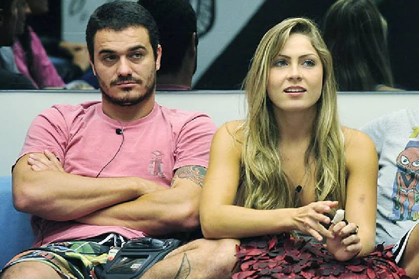 Ainda no BBB12, Renata quebrou paradigmas no reality brasileiro. A sister ficou com três homens durante o confinamento: Ronaldo, Jonas e Rafael, não necessariamente nessa ordem (risos) Ainda no BBB12, Renata quebrou paradigmas no reality brasileiro. A sister ficou com três homens durante o confinamento: Ronaldo, Jonas e Rafael, não necessariamente nessa ordem (risos)