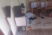 O imóvel ficou revirado após o crime