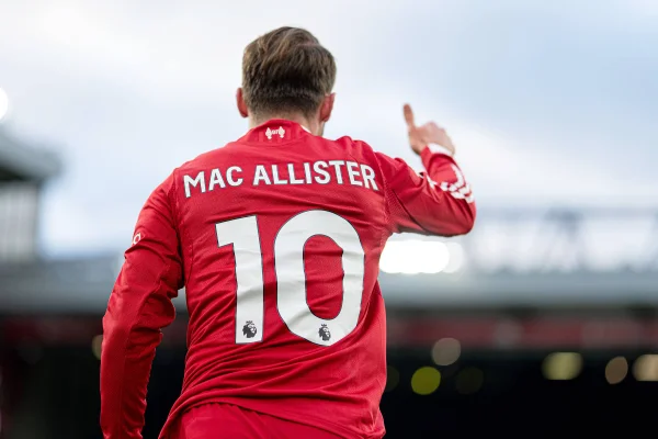 Foto colorida de Mac Allister, do Liverpool - Metrópoles