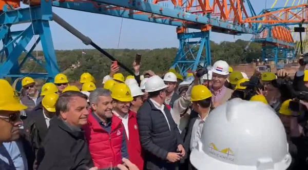 Bolsonaro visita obras da ponte de integração Brasil-Paraguai